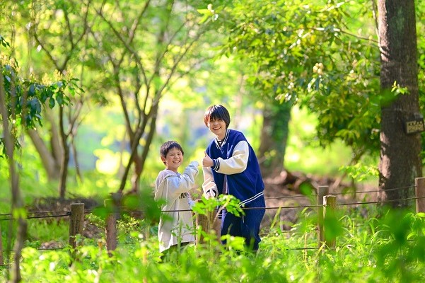 自然な笑顔の家族写真